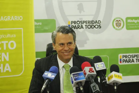 ministro_rueda_de_prensa_arroz.jpg