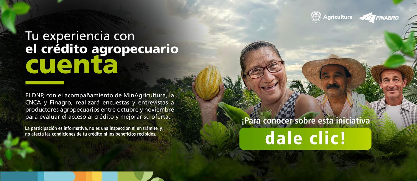 Mujer campesina alegre con fruto en mano